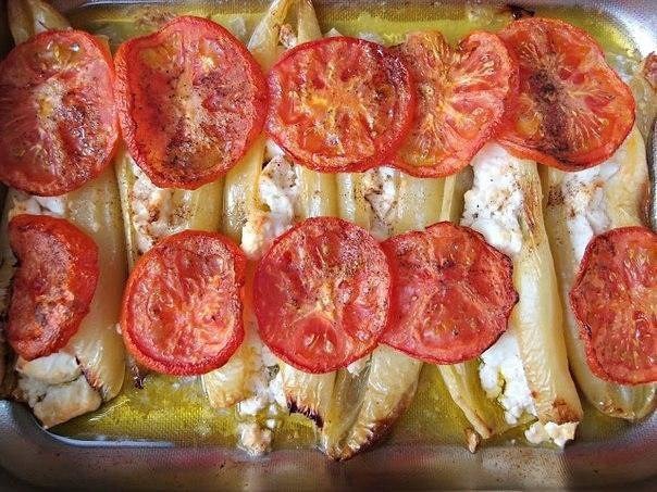 Привычное и беспроигрышное сочетание - перцы, фета и помидоры.
